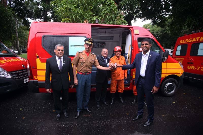 Para auxiliar no atendimento de vítimas de acidentes automobilisticos, o Corpo de Bombeiros Militar do Pará recebeu do Governo do Estado nesta quarta-feira (04), três ambulâncias de resgate, por conta de emendas parlamentares, que serão destinadas aos municípios de Parauapebas, Castanhal e Belém. A cerimônia de entrega, realizada no auditório da Casa Civil, teve a presença do Secretário de Segurança Pública e Defesa social (Segup), Luiz Fernandes, dos deputados estaduais Milton Campos, Gesmar Costa, Cel. Neil e Jaques Neves, além do Comandante do Corpo de Bombeiros Militar, Zanelli Antônio Melo. As ambulâncias são unidades de resgate tipo C para atendimento pré-hospitalar de vítimas de acidentes de trânsito, totalmente registradas pelo Ministério da Saúde; equipadas com material de suporte básico e material de desencaceramente - que auxilia nos acidentes quando as vítimas ficam presas em ferragens. No mês passado o Corpo de Bombeiros recebeu mais quinze veículos, desta vez, de vistoria e uma policlínica.
FOTO: THIAGO GOMES / AG. PARÁ
DATA: 04.04.2018
BELÉM - PARÁ <div class='credito_fotos'>Foto: Thiago Gomes /Ag. Pará | <a href='/midias/2018/originais/9170291e-d320-4a65-a1ff-3b686c682f70.jpg' download><i class='fa-solid fa-download'></i> Download</a></div>