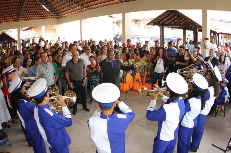 Um painel, no pátio da Escola Estadual de Ensino Médio Ruth Guimarães Ferreira, no distrito de Murinim, em Benevides, mostra 16 alunos da unidade aprovados nos últimos vestibulares. Desses, 12 irão estudar na Universidade Federal do Pará (UFPA). São os primeiros resultados de um processo que começou há nove meses, quando a escola entrou em reforma e ampliação. A nova “Ruth Guimarães Ferreira” foi entregue oficialmente nesta segunda-feira, 26, pelo governador Simão Jatene. Reformada e ampliada, a escola tem agora seis salas de aula; quatro laboratórios (multiuso, multidisciplinar, informática e de leitura); cozinha; refeitório e dispensa; quadra poliesportiva, vestiários feminino e masculino; área de convivência; sala para Atendimento Educacional Especializado (AEE) e acessos para pessoas com deficiência. Espaços de sobra para seus 892 alunos, distribuídos em três turnos do Ensino Médio. A obra custou R$ 2,446 milhões.
FOTO: CRISTINO MARTINS / AG. PARÁ
DATA: 26.03.2018
BENEVIDES - PARÁ <div class='credito_fotos'>Foto: Cristino Martins/Ag. Pará | <a href='/midias/2018/originais/917fb0ea-1dd8-44f2-a78d-7a913807ac61.jpg' download><i class='fa-solid fa-download'></i> Download</a></div>