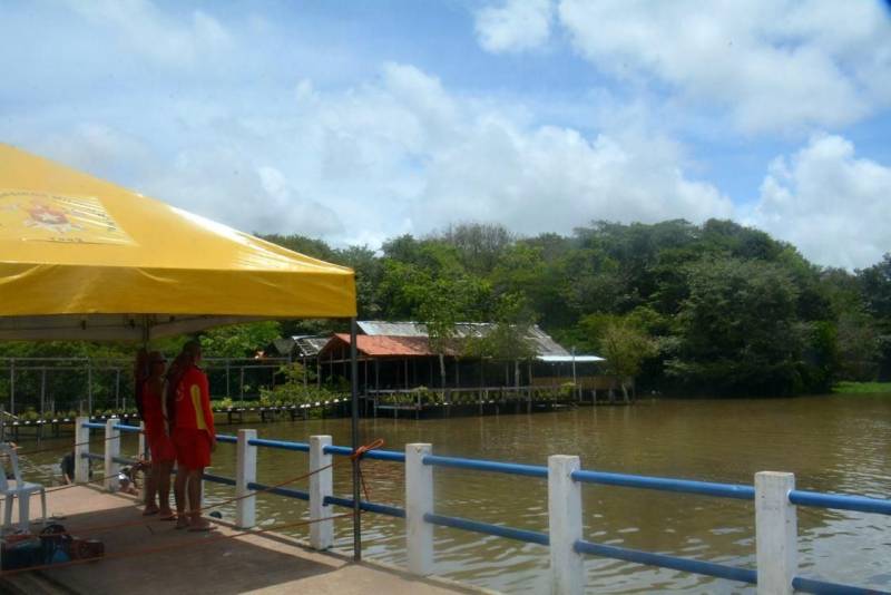 Quarenta e um municípios e 56 balneários receberam o efetivo do Corpo de Bombeiros Militar do Pará (CBMPA) no feriado prolongado. Mais de 400 militares estiveram trabalhando para manter a segurança durante a “Operação Semana Santa”, oferecendo ao público atendimentos básicos, serviços de prevenção balneária (guarda-vidas e operação nas rodovias), atendimento pré-hospitalar, serviços de resgate e combate a incêndio. A corporação registrou baixo fluxo de banhistas neste domingo de Páscoa nas praias da Ilha de Mosqueiro. A praia do Paraíso, que costuma receber um público familiar, teve uma movimentação tranquila. “Não houve nenhuma ocorrência, somente orientações aos banhistas”, explicou o sargento Lobo, que estava coordenando a equipe de guarda-vidas no local. Na foto, movimentação de banhistas no balneário de Caraparu.
FOTO: ASCOM / CBMPA
DATA: 01.04.2018
SANTA IZABEL - PARÁ <div class='credito_fotos'>Foto: Ascom CBMPA | <a href='/midias/2018/originais/91815e31-01ff-435f-9ff6-a0947ff070b5.jpg' download><i class='fa-solid fa-download'></i> Download</a></div>