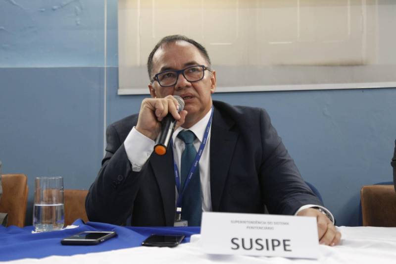 A Superintendência do Sistema Penitenciário do Estado (Susipe), por meio da Escola de Administração Penitenciária (EAP), promoveu, nesta quinta-feira (1), um workshop para discutir as diretrizes do monitoramento eletrônico no Pará. Atualmente, o Estado tem um total de 1.558 presos monitorados com uso da tornozeleira eletrônica, sendo 205 do sexo feminino e 1.353 do sexo masculino. O evento aconteceu no auditório da Ordem dos Advogados (OAB) seção Pará, em Belém, e contou com a presença de membros do Tribunal de Justiça, Ministério Público, Defensoria Pública, Polícias Militar e Civil, OAB, servidores do Núcleo Gestor de Monitoramento Eletrônico (NGME), da Diretoria de Execução Criminal (DEC) e Diretoria de Administração Penitenciária (DAP) da Susipe, além de estudantes e demais profissionais. O objetivo do workshop foi promover o debate sobre os serviços de monitoração eletrônica, assegurando o acompanhamento adequado na garantia do cumprimento da pena, além de promover a trocas de saberes e parcerias. Na foto, o superintendente da Susipe, Coronel Rosinaldo Conceição.
FOTO: AKIRA ONUMA / ASCOM SUSIPE
DATA: 01.03.2018
BELÉM - PARÁ <div class='credito_fotos'>Foto: Akira Onuma / Ascom Susipe | <a href='/midias/2018/originais/918faced-8b6d-4283-8a82-5229344ed62c.jpg' download><i class='fa-solid fa-download'></i> Download</a></div>