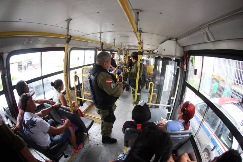 Militares do 1º Batalhão de Policiamento Militar (BPM) realizaram na manhã desta terça-feira, 15, a operação Ônibus Seguro, no bairro do Barreiro, em Belém. Quinze policiais em quatro viaturas, subordinados ao Comando de Policiamento da Capital, participaram da operação fazendo a abordagem e revista nos ônibus que circulam no perímetro, assim como a orientação aos usuários. Durante as duas horas da operação realizada nesta terça-feira, 15, pela manhã, na Pedro Álvares Cabral com Passagem Mirandinha (foto), nenhuma ocorrência foi registrada.

FOTO: THIAGO GOMES / AG. PARÁ
DATA: 15.05.2018
BELÉM - PARÁ <div class='credito_fotos'>Foto: Thiago Gomes /Ag. Pará   |   <a href='/midias/2018/originais/9198f251-e8d0-4912-bf7f-170afbc612f9.jpg' download><i class='fa-solid fa-download'></i> Download</a></div>
