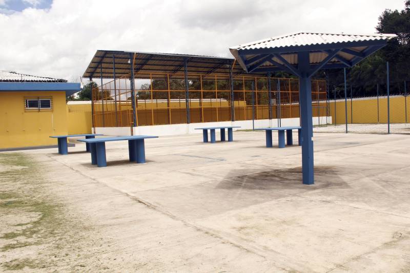 O atendimento a adolescentes em cumprimento de medida de internação provisória entra em uma nova fase no Pará. Foi entregue oficialmente nesta sexta-feira (4) o novo Centro de Internação do Adolescente Masculino (Ciam), localizado no Bairro Sideral, em Belém. O espaço foi completamente revitalizado, melhorando o atendimento aos adolescentes custodiados no espaço por até 45 dias, e de servidores, garantindo um atendimento humanizado e com novos alojamentos, de acordo com os parâmetros do Sistema Nacional de Atendimento Socioeducativo (Sinase). O ato de entrega contou com a participação de toda a equipe técnica da unidade e de representantes de diversas instituições governamentais, do sistema de garantia de direitos e entidades religiosas, que assistiram a apresentações culturais de arte-educadores e saborearam produtos da panificação, frutos de atividades realizadas com os adolescentes dentro das unidades da Fasepa. O Ciam Sideral também vai oferecer curso profissionalizante, qualificando o socioeducando para o mercado de trabalho.
FOTO: FRANKLIN SALVADOR / ASCOM FASEPA
DATA: 04.05.2018
BELÉM - PARÁ <div class='credito_fotos'>Foto: FRANKLIN SALVADOR / ASCOM FASEPA | <a href='/midias/2018/originais/91a331b1-fa4a-4672-98be-80bd389ae2cc.jpg' download><i class='fa-solid fa-download'></i> Download</a></div>