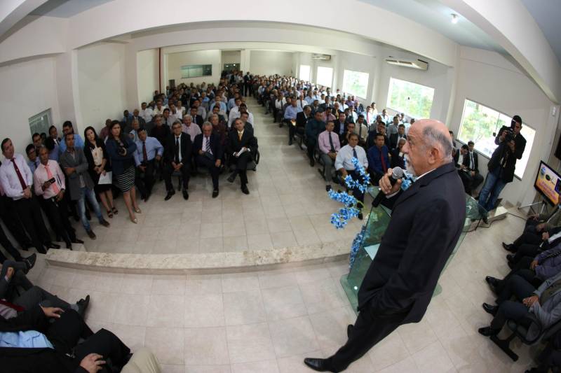 O governador Simão Jatene (foto) participou da reunião de lideranças da Assembleia de Deus, no Pará. A presença dele atendeu a um convite feito pela Convenção Interestadual de Ministros e Igrejas Evangélicas Assembleias de Deus no Estado do Pará (Comieadepa). Acompanhado do presidente da Assembleia Legislativa do Estado do Pará (Alepa), Márcio Miranda e do deputado estadual, Olival Marques.
FOTO: ANTONIO SILVA / AG. PARÁ
DATA: 28.03.2018
BELÉM - PARÁ <div class='credito_fotos'>Foto: Antônio Silva/Ag. Pará | <a href='/midias/2018/originais/91ab2530-44ed-45e6-a8ad-8edbbe8f1cd3.jpg' download><i class='fa-solid fa-download'></i> Download</a></div>