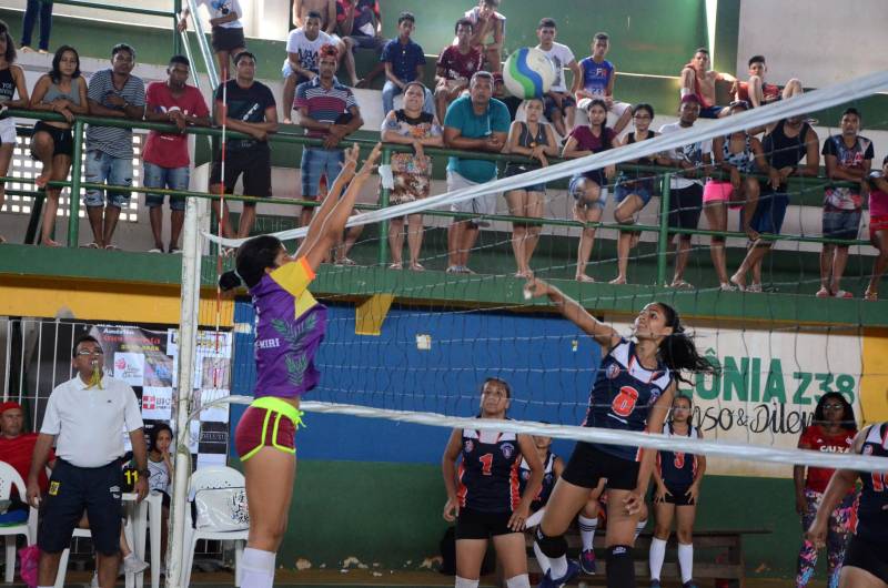 A Regional Mocajuba dos Jogos Estudantis Paraenses (JEPs), que ocorreu de 16 a 20 deste mês reunindo municípios do Baixo Tocantins, foi encerrada com festa no final de semana, pelos atletas que garantiram vagas na Etapa Estadual da competição, marcada para o período de 19 a 22 de junho, na Arena Guilherme Paraense, em Belém, com as finais transmitidas ao vivo pela TV Cultura do Pará. Na foto, modalidade Voleibol Feminino/Categoria B - Município de Igarapé-Miri/Escola Estadual Manoel Antônio de Castro
FOTO: ELISEU DIAS / ASCOM SEDUC
DATA: 20.05.2018
MOCAJUBA - PARÁ <div class='credito_fotos'>Foto: Eliseu Dias / Ascom Seduc | <a href='/midias/2018/originais/91b2b766-fafd-4fb8-ad86-65358fc94a4d.jpg' download><i class='fa-solid fa-download'></i> Download</a></div>