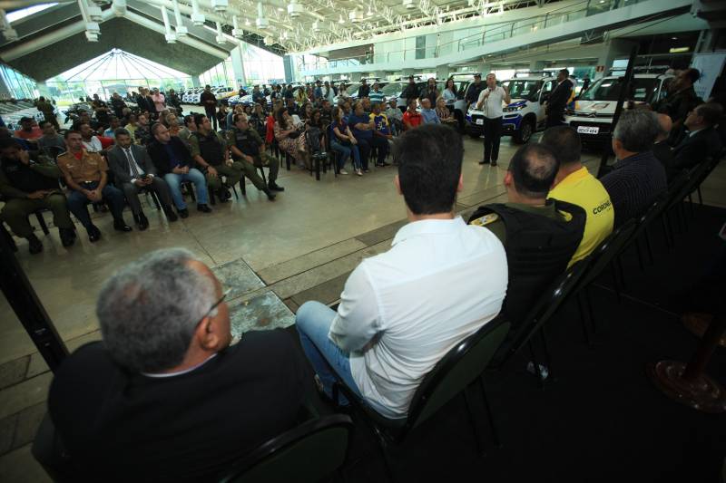 O Governo do Estado reforçou a parceria com a Prefeitura de Belém com a entrega, nesta quarta-feira (4), de 41 veículos que vão potencializar as ações de segurança na capital. A iniciativa faz parte do pacote de ações imediatas para 2018, anunciadas pelo Sistema de Segurança Pública do Estado em fevereiro deste ano contra a violência, que contempla a renovação da frota e equipamentos das Polícias Civil e Militar e fortalecimento das Guardas Municipais em todas as regiões do Estado, entre outras medidas. A entrega ocorreu no Hangar – Centro de Convenções e Feiras, em Belém. Ao todo, foram entregues 41 veículos, sendo seis picapes, dez carros modelo SUV e 25 motocicletas, totalizando um investimento de R$ R$2.062.160,00. Além das viaturas, foi firmado convênio entre o Governo do Estado e Prefeitura no valor de R$2.707.926,00 milhões para a compra equipamentos. O pacote contempla a aquisição de 300 pistolas 380, 16.200 munições e 600 coletes. As duas ações contabilizam mais de R$ 4,7 em investimentos para a Guarda Municipal de Belém. Na foto, o presidente da Assembleia Legislativa, deputado Márcio Miranda.
FOTO: MÁCIO FERREIRA / AG. PARÁ
DATA: 04.07.2018
BELÉM - PARÁ <div class='credito_fotos'>Foto: MÁCIO FERREIRA/ AG. PARÁ | <a href='/midias/2018/originais/91b32560-50e3-404e-95dc-bf6990311e67.jpg' download><i class='fa-solid fa-download'></i> Download</a></div>