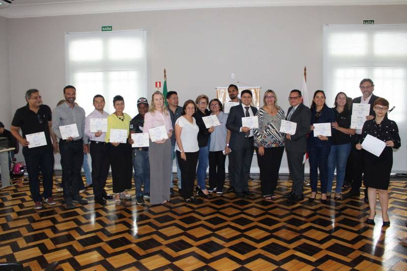 O Núcleo de Articulação e Cidadania (NAC) do Governo do Pará realizou na manhã desta quarta-feira (12), no auditório do Palácio do Governo, a última edição do ano de 2018 do projeto Bate-Papo com o Terceiro Setor (foto). Os temas do encontro foram “Lei do Voluntariado: O que é Necessário Saber”, com o advogado Igor Bezerra, e “Marketing e Comunicação como Ferramenta de Diferenciação às Instituições do Terceiro Setor” com especialista Junior Lopes. A diretora Geral do NAC, Daniele Khayat, abriu o encontro falando sobre a importância que esse projeto teve durante todos esses anos. “O que nós fizemos foi muito importante, esses encontros contribuíram diretamente para a autonomia e gestão das organizações da sociedade civil, por isso que nós devemos nos orgulhar de tudo. Todos nós estamos de parabéns pelo lindo trabalho que foi realizado”.

FOTO: ASCOM / NAC
DATA: 12.12.2018
BELÉM - PARÁ <div class='credito_fotos'>Foto: Ascom NAC   |   <a href='/midias/2018/originais/91b58528-f584-4c72-9aec-fbccf17f323c.jpg' download><i class='fa-solid fa-download'></i> Download</a></div>