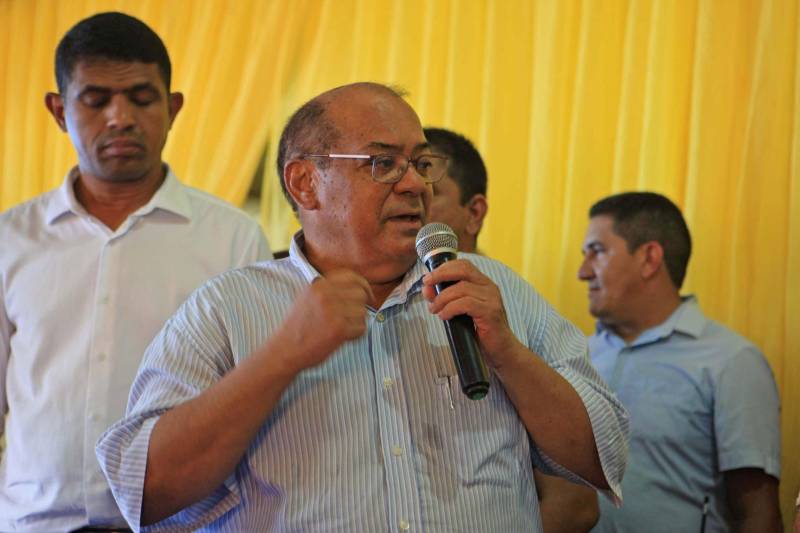 A agenda de fortalecimento das gestões municipais por meio da integração entre governo do Estado e prefeituras teve novo capítulo nesta segunda-feira (4) em Bragança, no nordeste do Pará, com a celebração de convênios que viabilizam obras e serviços nas áreas de infraestrutura e educação. A secretária extraordinária de Municípios Sustentáveis, Izabela Jatene, cumpriu agenda no município, pela manhã, ao lado de deputados federais e estaduais e autoridades locais. Na ocasião, ela entregou 16 novas viaturas para a Polícia Militar, para reforçar o trabalho de segurança pública na região. A cerimônia de assinatura dos convênios ocorreu no salão paroquial da comunidade Imaculada Conceição, às margens da Rodovia PA-112. “O governo do Estado está aqui hoje para cumprir mais uma agenda que tem como objetivo garantir autonomia às gestões municipais por meio da pactuação com o Estado. Vale lembrar que isso só é possível porque o Pará tem contas equilibradas que permitem que os investimentos não parem e porque Bragança está com a situação fiscal em dia. E, claro, porque vocês pagaram seus impostos”, frisou Izabel Jatene. Na foto, o deputado federal Nilson Pinto (PSDB).

FOTO: RODOLFO OLIVEIRA / AG. PARÁ
DATA: 04.06.2018
BELÉM - PARÁ <div class='credito_fotos'>Foto: Rodolfo Oliveira/Ag. Pará   |   <a href='/midias/2018/originais/91b6a4da-363b-421e-8b68-72e33f124cdd.jpg' download><i class='fa-solid fa-download'></i> Download</a></div>