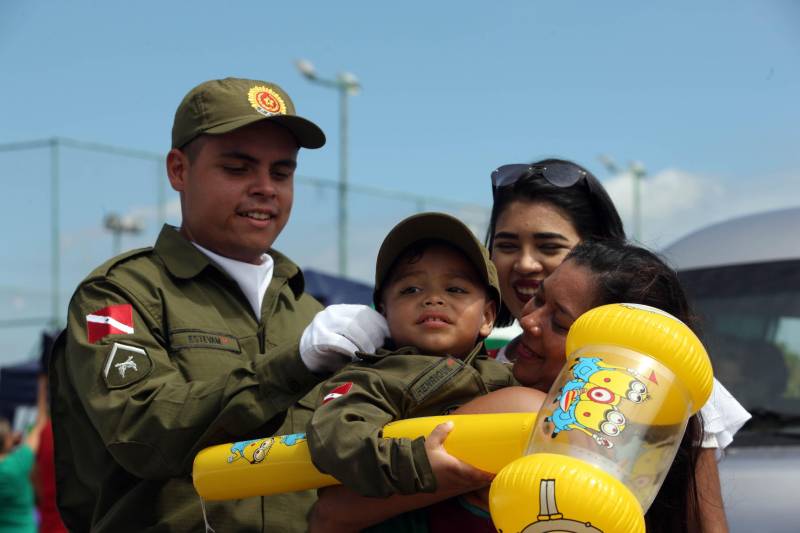 A cerimônia de formatura dos novos praças da Polícia Militar ocorreu na manhã desta segunda-feira (9), simultaneamente, em Belém e outros seis municípios paraenses: Santa Izabel, Castanhal, Barcarena, Capanema, Bragança e Tucuruí. Em Parauapebas, Marabá, Breves, Soure e Conceição do Araguaia, a formatura será celebrada na quinta-feira, dia 12. Na sexta-feira, dia 13, é a vez de Santarém, Altamira, Paragominas e Itaituba. O governador Simão Jatene presidiu a cerimônia de formatura no Portal da Amazônia, bairro da Cidade Velha, em Belém. Milhares de familiares dos formandos lotaram o espaço para entregar aos novos policiais militares seus diplomas de conclusão de curso.
FOTO: SIDNEY OLIVEIRA / AG. PARÁ
DATA: 09.07.2018
BELÉM - PARÁ <div class='credito_fotos'>Foto: Sidney Oliveira/Ag. Pará | <a href='/midias/2018/originais/91b6c53f-636a-4b50-a7ff-193650ae60ab.jpg' download><i class='fa-solid fa-download'></i> Download</a></div>