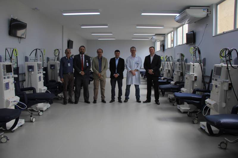 Hospital Regional de Marabá amplia serviço para atender pacientes com insuficiência renal Neste sábado, 8/12, o serviço de hemodiálise foi ampliado no sudeste do Pará, com a entrega (foto) do primeiro bloco do projeto de reforma e ampliação do Hospital Regional do Sudeste do Pará - Dr. Geraldo Veloso (HRSP), em Marabá (PA). Com mais de 900 metros quadrados construídos, três andares e mais de R$ 5 milhões investidos em sua construção e aquisição de equipamentos, o prédio abrigará além de 20 máquinas de hemodiálise, a área administrativa e o Centro de Ensino e Pesquisa, o que amplia a vocação da Unidade que passa a ser um centro formador de profissionais da saúde na região. A cerimônia de entrega reuniu autoridades como o secretário de Estado de Saúde Pública do Pará, Vitor Mateus, o prefeito de Marabá, Sebastião Miranda Filho, o presidente da Câmara Municipal de Marabá, Pedro Corrêa, o diretor Operacional da Pró-Saúde Associação Beneficente de Assistência Social e Hospitalar no Pará, Rogério Kuntz, e o diretor Hospitalar da Unidade, Valdemir Girato, além de representantes dos 22 municípios de abrangência do Hospital. 

FOTO: RODOLFO OLIVEIRA / AG. PARÁ
DATA: 08.12.2018
MARABÁ - PARÁ <div class='credito_fotos'>Foto: Rodolfo Oliveira/Ag. Pará   |   <a href='/midias/2018/originais/91c0bd3e-4a2b-46ae-a454-15ac3548aad2.jpg' download><i class='fa-solid fa-download'></i> Download</a></div>