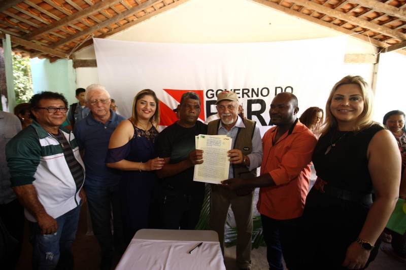 “Ter a posse da terra é a certeza de que nunca iremos perder o nosso direito, que nossos filhos e nossos netos poderão dar continuidade a nossa história em segurança. Foram anos de luta até chegar esse dia, agraciados com a assinatura do nosso título de terra. Só temos a agradecer a todos que fizeram parte disso e a cada um que lutou junto para que hoje isso se tornasse realidade”. A fala emocionada foi de seu Mário Araújo Silva, presidente da Associação Remanescente de Quilombo Espírito Santo, localizada no município do Acará, no nordeste do Estado. Ele assinou, neste sábado (24), junto com o governador Simão Jatene (foto), o título que dá a posse da terra a comunidade. A fala do presidente traduz o sentimento das dezenas de famílias que moram no local, que agora tem a posse legítima do local onde seus antepassados viveram. “Sou filho de mãe negra. Nasci aqui como minha vó, bisavó, que fazem parte da história dessa comunidade que já existe a mais de 300 anos.
FOTO: SIDNEY OLIVEIRA / AG. PARÁ
DATA: 24.03.2018
ACARÁ - PARÁ <div class='credito_fotos'>Foto: Sidney Oliveira/Ag. Pará | <a href='/midias/2018/originais/91c155fd-0ad8-4e8b-ac72-30131fbad85e.jpg' download><i class='fa-solid fa-download'></i> Download</a></div>