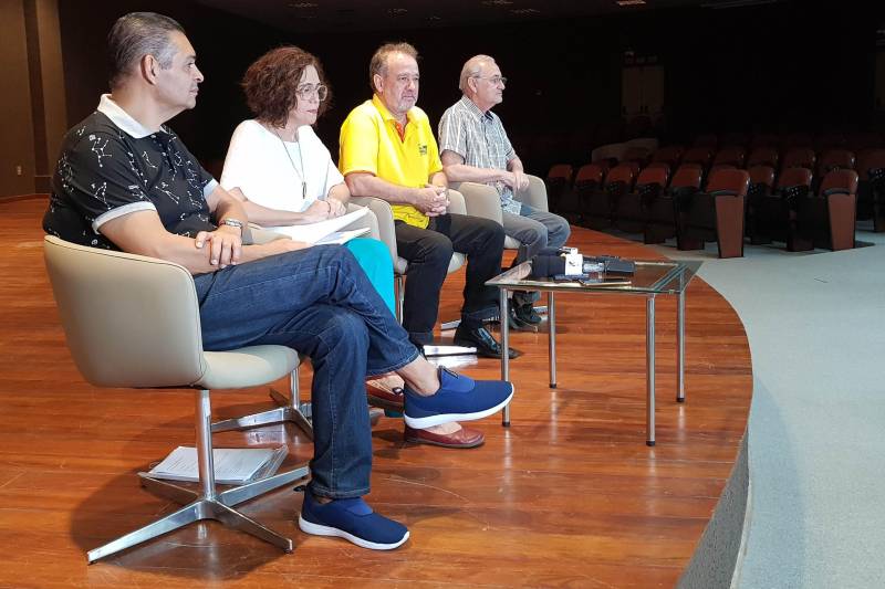 Os organizadores acertam os últimos detalhes do I Salão do Livro do Sul e Sudeste do Pará, que será aberto oficialmente nesta sexta-feira (27), a partir das 19 h, no auditório do Carajás Centro de Convenções Leonildo Borges Rocha, em Marabá. O evento, que prossegue até 06 de maio. Nesta quinta-feira (26) jornalistas de Marabá conheceram a programação do evento durante entrevista coletiva com a diretora de Cultura da Secult, Ana Catarina Brito; José Sherer, secretário de Cultura de Marabá; Melquíades Justiniano, diretor do Cine Marrocos, e Robério Silva, representante da Associação Nacional de Livrarias.
FOTO: ASCOM CRGSP
DATA: 26.04.2018
MARABÁ - PARÁ <div class='credito_fotos'>Foto: ASCOM CRGSP | <a href='/midias/2018/originais/91c1b86d-0733-48bf-a79f-623de76417cc.jpg' download><i class='fa-solid fa-download'></i> Download</a></div>