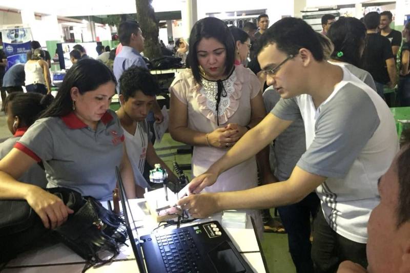 Ofertar educação profissional e tecnológica para qualificar o aluno a estar apto a disputar uma vaga no concorrido mercado de trabalho. Esses são os objetivos da Escola Estadual de Ensino Técnico do Pará - Polo Santarém (EETEPA Santarém), que completou um ano de funcionamento no domingo, dia 10 de junho. Nesse período, a Escola Tecnológica já formou 384 alunos e ainda neste mês deve certificar outros 321 nas mais diversas áreas. Na foto, discentes e professores em atividades diversas.

FOTO: SAMUEL ALVARENGA / ASCOM CRGBA
DATA: 11.06.2018
SANTARÉM - PARÁ <div class='credito_fotos'>Foto: SAMUEL ALVARENGA / ASCOM CRGBA   |   <a href='/midias/2018/originais/91c29abe-edbc-45f6-a71e-d5bc60cf8b4b.jpg' download><i class='fa-solid fa-download'></i> Download</a></div>