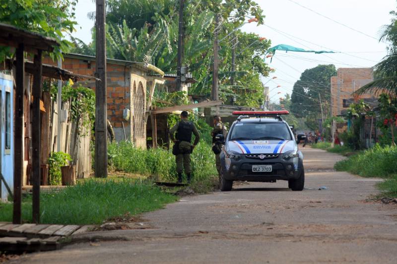 Mais de 150 agentes de segurança realizaram a Operação Arcanjo (foto), no Bairro do Tapanã, em Belém, no final da tarde desta quinta feira (1º). As ações foram concentradas no Tapanã, onde nos últimos dias ocorreram 10 homicídios e cinco confrontos armados. O policiamento na área é feito pelo 24º Batalhão da Polícia Militar. A operação teve o reforço no patrulhamento, inclusive com o Grupamento Aéreo. As ações policiais ostensivas de enfrentamento à criminalidade estão sendo intensificadas. O coronel PM Luiz Carlos Rayol de Oliveira, titular do Comando de Policiamento da Capital (CPC I), informou que a megaoperação já está sendo realizada regularmente na Região Metropolitana de Belém. As ações no Tapanã foram reforçadas devido aos últimos homicídios. “Nosso objetivo é trazer a paz e a tranquilidade aos moradores do bairro. Nós percebemos, através do mapeamento criminal, que as ocorrências se elevaram, e estamos dando resposta à sociedade”, ressaltou.
FOTO: SIDNEY OLIVEIRA / AG. PARÁ
DATA: 01.11.2018
BELÉM - PARÁ <div class='credito_fotos'>Foto: Sidney Oliveira/Ag. Pará | <a href='/midias/2018/originais/91c747ed-bd98-4156-a22c-a2705707aabf.jpg' download><i class='fa-solid fa-download'></i> Download</a></div>