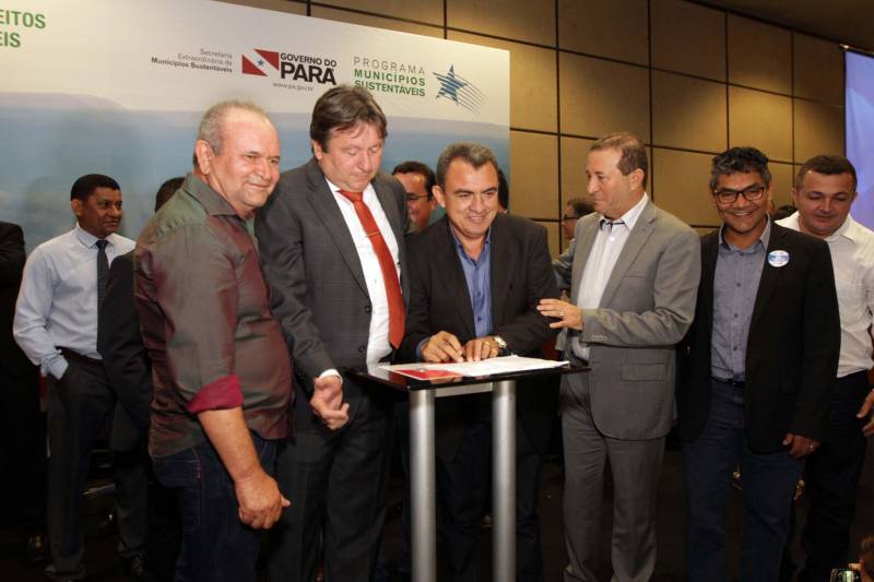 O primeiro dia do Fórum Permanente de Prefeitas e Prefeitos dos Municípios Sustentáveis contou com a participação de 85 prefeitos , 17 vices e 21 secretários municipais dos 141 municípios manifestaram interesse em adotar as diretrizes do programa. Para o governador Simão Jatene, esta grande participação simboliza a união de agentes públicos que colocaram os interesses coletivos acima dos interesses individuais para construir um estado melhor para todos. Com o tema “Gestão Compartilhada”, o evento traz as experiências e os desdobramentos das agendas governamentais que foram planejadas em parceria com as gestões municipais. Através da Secretaria Extraordinária de Municípios Sustentáveis (Semsu) Governo do Pará, por meio da Semsu, investe na capacitação dos municípios para a promoção de uma gestão fiscal eficiente. Para Izabela Jatene, este primeiro dia serviu para sinalizar o quanto os gestores estão preocupados com o equilíbrio da questão fiscal dos municípios e em desenvolver uma governança compartilhada para desenvolver seus municípios.
FOTO: CRISTINO MARTINS / AG. PARÁ
DATA: 07.02.2018
BELÉM - PARÁ <div class='credito_fotos'>Foto: Cristino Martins/Ag. Pará | <a href='/midias/2018/originais/91d63493-af4d-44ff-b2c3-108e7313a414.jpg' download><i class='fa-solid fa-download'></i> Download</a></div>