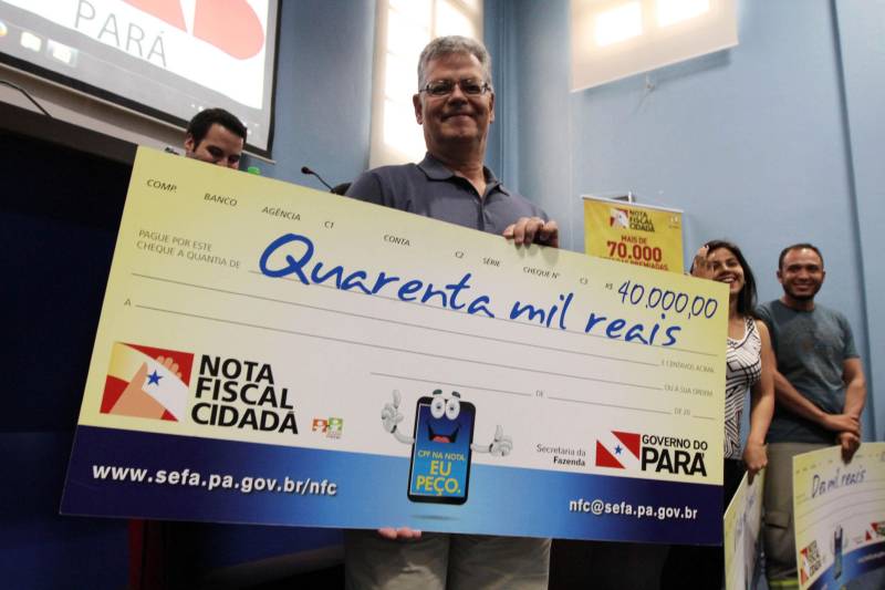 O Programa Nota Fiscal Cidadã, de estímulo à cidadania fiscal, realizou na tarde desta quinta-feira, 22, na sede da Ordem dos Advogados do Brasil (OAB), em Belém, a entrega simbólica dos prêmios do 22º sorteio, realizado no dia 14 de março. O prêmio de R$ 40 mil foi para Manoel Leopoldo Pirovics de Goes Bezerra (foto), médico gaúcho morador de Tucuruí há 17 anos
FOTO: CRISTINO MARTINS / AG. PARÁ
DATA: 22.03.2018
BELÉM - PARÁ <div class='credito_fotos'>Foto: Cristino Martins/Ag. Pará | <a href='/midias/2018/originais/91e1c9c5-66da-4bfa-8a24-0b4df4d22178.jpg' download><i class='fa-solid fa-download'></i> Download</a></div>