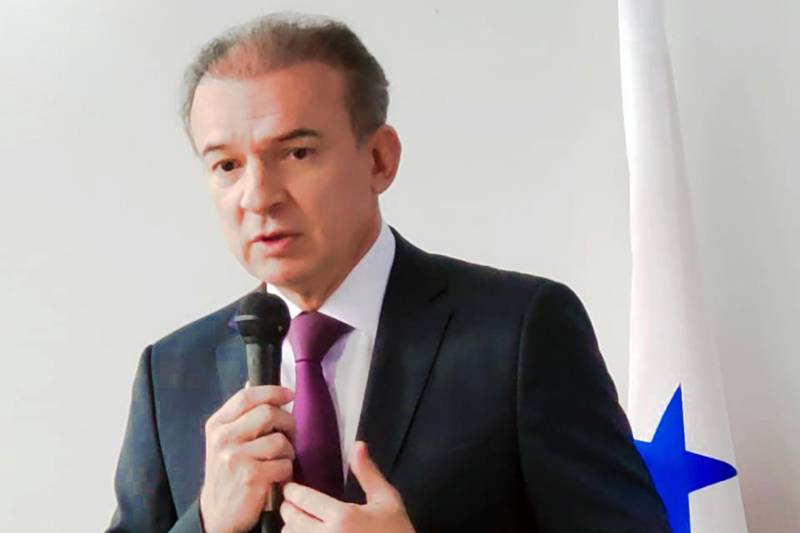 Foi lançada, oficialmente, nesta quinta-feira (27), a ‘Cartilha Farmajus’, que é destinada aos operadores do direito e usuários do Sistema Único de Saúde (SUS), e reúne informações sobre como e onde buscar medicamentos disponibilizados pelo sistema. De forma didática, o material orienta os profissionais e esclarece a população sobre os seus direitos. O lançamento ocorreu no auditório da sede da Procuradoria-Geral do Estado.

FOTO: ASCOM PGE
DATA: 28.12.2018
BELÉM - PARÁ <div class='credito_fotos'>Foto: ASCOM PGE   |   <a href='/midias/2018/originais/91e4d8d9-54ad-4010-931f-daccd3f62964.jpg' download><i class='fa-solid fa-download'></i> Download</a></div>