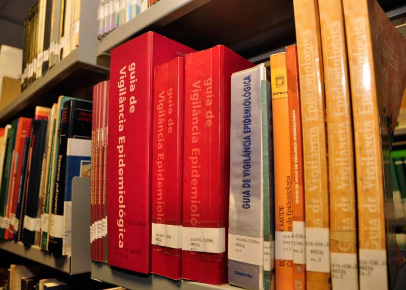 Especializada em pesquisa e informação na área de saúde pública, ciências médicas e áreas afins, a biblioteca Orlando Rodrigues da Costa (foto), mantida pela Secretaria de Estado de Saúde Pública (Sespa), acaba de celebrar 40 anos de serviços prestados a profissionais, conselheiros, pesquisadores, estudantes e trabalhadores do Sistema Único de Saúde (SUS). Os serviços da biblioteca são focados na disponibilização e disseminação das produções técnico-científicas na área da Saúde Pública do Pará em articulação com a Rede de Bibliotecas da Área da Saúde e com as Instituições de Ensino e Pesquisa, com o advento do Centro de Documentação e Informação da Sespa, tornando acessível a produção científica relacionada, por exemplo, aos Programas Pró e Pet-Saúde, Provab, Mais Médicos, Residências Profissionais e Multiprofissionais.
FOTO: JOSÉ PANTOJA / ASCOM SESPA
DATA: 15.06.2018
BELÉM - PARÁ <div class='credito_fotos'>Foto: José Pantoja / Ascom Sespa | <a href='/midias/2018/originais/91e8725d-a186-46ab-b984-c157f63c284c.jpg' download><i class='fa-solid fa-download'></i> Download</a></div>