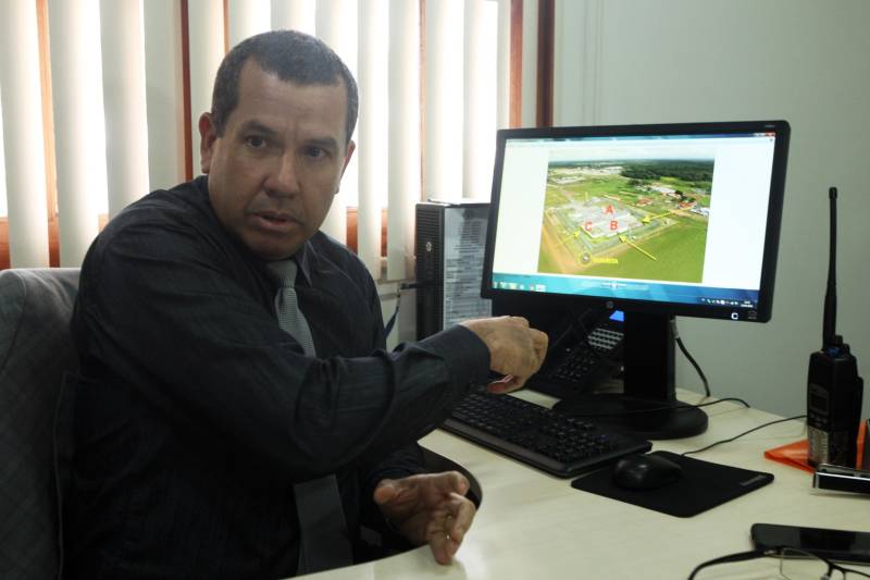 A comitiva nacional dos direitos humanos foi recebida por representantes da Secretaria de Estado de Segurança Pública e da Defesa Social (Segup) para dialogar sobre as medidas já colocadas em prática frente ao ocorrido no Centro de Recuperação Penitenciário do Pará III (CRPP III), na última terça-feira, 10. A reunião foi nesta sexta-feira, 13, na sede da secretaria. Na foto, o secretário adjunto de gestão operacional da Segup, coronel André Cunha.
FOTO: CARLOS SODRÉ / AG. PARÁ
DATA: 13.04.2018
BELÉM - PARÁ <div class='credito_fotos'>Foto: CARLOS SODRÉ / AG. PARÁ | <a href='/midias/2018/originais/91e95970-d426-495b-a32c-18942d32f61c.jpg' download><i class='fa-solid fa-download'></i> Download</a></div>