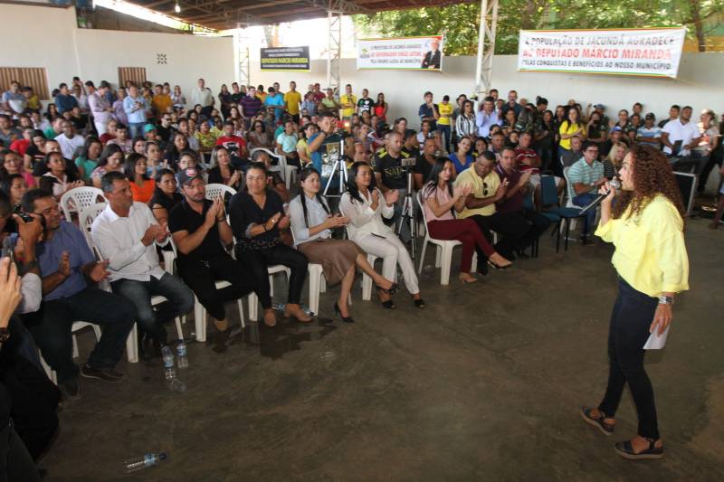 O município de Jacundá, no sudeste paraense, recebeu nesta sexta-feira (6) importantes investimentos em segurança e infraestrutura. O Governo do Estado repassou para o policiamento do município 5 viaturas e 2 veículos para o reforço das ações Departamento de Trânsito do Estado (Detran). Foi entregue ainda a ordem de serviço para a pavimentação asfáltica de cinco quilômetros de vias, na ordem de R$ 3 milhões. A cerimônia foi no salão paroquial da Igreja de Nossa Senhora do Perpetuo Socorro, conduzida pela secretária de Municípios Sustentáveis, Izabela Jatene, que representou o governador Simão Jatene, e contou com a participação de representantes de parlamentares, lideranças comunitárias, entre outras autoridades municipais. Na foto, a secretária de Municípios Sustentáveis, Izabela Jatene.
FOTO: CRISTINO MARTINS / AG. PARÁ
DATA: 06.07.2018
JACUNDÁ - PARÁ <div class='credito_fotos'>Foto: Cristino Martins/Ag. Pará | <a href='/midias/2018/originais/91f242bf-cf2b-4dec-9c07-ee8e2966b591.jpg' download><i class='fa-solid fa-download'></i> Download</a></div>