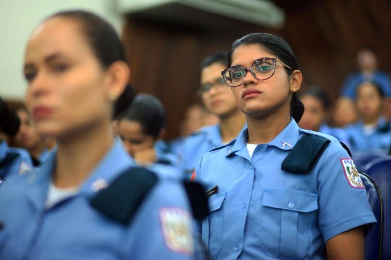Cerca de 350 policiais femininas iniciaram, na manhã desta sexta-feira (23), no auditório da Universidade da Amazônia, o I Encontro de Mulheres Policiais. O evento faz parte das comemorações pelos 200 anos da Polícia Militar do Pará, celebrado em 2018. A proposta do encontro é proporcionar trocas de experiências profissionais e pessoais entre o efetivo feminino da Polícia Militar do Pará, levantando discussões de temas relacionados às questões do gênero. A ideia do encontro surgiu depois que a PMPA abriu um espaço no site da corporação, para que os internautas enviassem sugestões de eventos que pudessem marcar os 200 anos da instituição no Estado.
FOTO: THIAGO GOMES / AG. PARÁ
DATA: 23.03.2018
BELÉM - PARÁ <div class='credito_fotos'>Foto: Thiago Gomes /Ag. Pará | <a href='/midias/2018/originais/91f50b9b-378e-4aed-8e8b-4be563e1969f.jpg' download><i class='fa-solid fa-download'></i> Download</a></div>