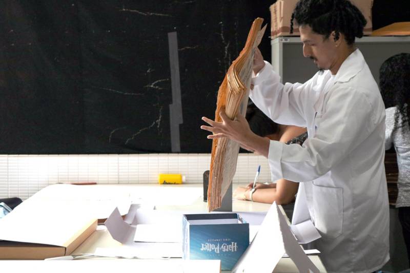 A biblioteca Arthur Vianna, da Fundação Cultural do Pará, encerrou sua última oficina de Conservação e Acondicionamento de Jornais Antigos de 2018. Ao todo foram cinco meses de oficina e aproximadamente 400 volumes de jornais conservados. A proposta dessa oficina é a higienização e conservação dos jornais antigos para que os mesmos sejam posteriormente microfilmados e os usuários da biblioteca possam ter acesso a eles facilmente, sem o risco de danificar as páginas dos jornais, que são tão antigos que podem chegar a duzentos anos.

FOTO: ASCOM FCP
DATA: 30.11.2018
BELÉM - PARÁ <div class='credito_fotos'>Foto: ASCOM FCP   |   <a href='/midias/2018/originais/91f9ec13-666c-4aff-aa0d-4fb9c0515adb.jpg' download><i class='fa-solid fa-download'></i> Download</a></div>