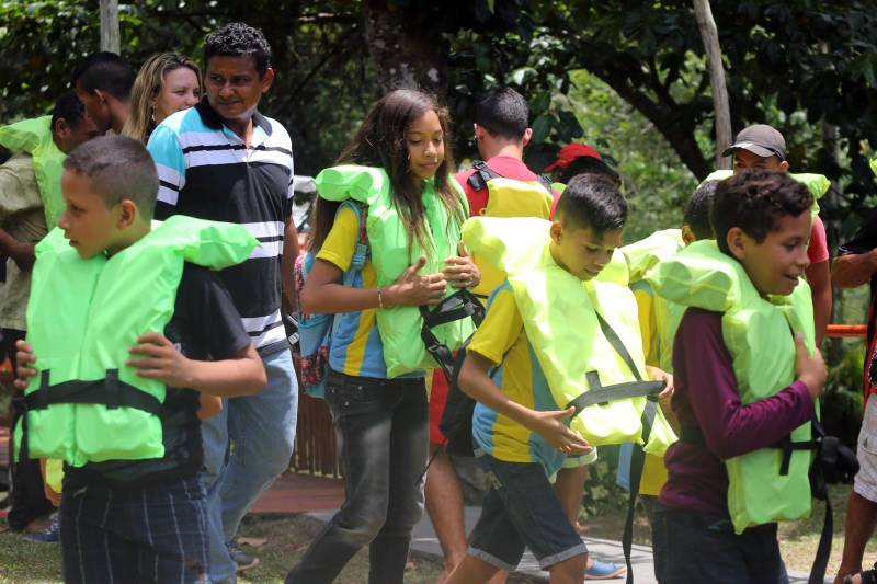 O Governo do Estado, por meio do Corpo de Bombeiros Militar do Pará em parceria com a Sobrasa (Sociedade Brasileira de Salvamento Aquático), realizaram nesta quarta-feira (05) a entrega de 100 coletes salva-vidas (foto) na comunidade ribeirinha do Igarapé Grande, no município de Ananindeua. A medida visa ajudar na prevenção dos acidentes por afogamento nos rios paraenses.
FOTO: SIDNEY OLIVEIRA / AG. PARÁ
DATA: 05.10.2016
ANANINDEUA - PARÁ <div class='credito_fotos'>Foto: Sidney Oliveira/Ag. Pará | <a href='/midias/2018/originais/91fff6e4-f5f6-4399-ac44-93d32bbbd2f3.jpg' download><i class='fa-solid fa-download'></i> Download</a></div>