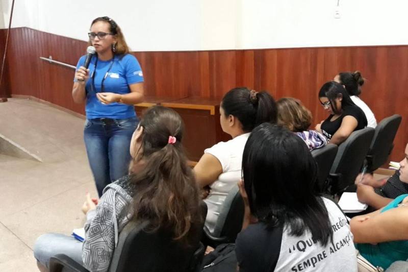 O Teatro Reinaldo Castanheira, no Centro Cultural de Paragominas (sudeste do Pará), recebe espetáculos teatrais e outros eventos no município, mas neste sábado (12) recebeu o “aulão” do Pro Paz Enem, promovido pela Fundação Pro Paz. A primeira aula do dia foi ministrada pela professora de Língua Portuguesa Jandaia Tavares (foto), da Secretaria de Estado de Educação (Seduc), que abordou as linguagens e seus códigos, fazendo relação com outras áreas do conhecimento.
FOTO: ASCOM PRO PAZ
DATA: 12.05.2018
PARAGOMINAS - PARÁ <div class='credito_fotos'>Foto: ASCOM PRO PAZ | <a href='/midias/2018/originais/92016678-b323-4e94-b60d-6a5f54afeda3.jpg' download><i class='fa-solid fa-download'></i> Download</a></div>