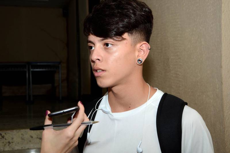 Com o propósito de elevar o índice de aprovação no ensino médio e no vestibular, os alunos da Escola Estadual Deodoro de Mendonça participaram do projeto “De olho no Enem”, uma ação do Projeto Jovens de Futuro (PJF). A primeira oficina, realizada nesta quarta-feira (18), contemplou o eixo de Ciências Humanas e suas Tecnologias. O projeto ocorre bimestralmente, até o final do ano, e vai atender 285 alunos do 3º ano do ensino médio e do técnico que estudam na escola. Idealizado pelos professores do ensino médio, o projeto realiza simulados que são somados às avaliações regulares. No primeiro momento, os alunos fazem o simulado referente à área de conhecimento seguindo o formato do Exame Nacional do Ensino Médio (Enem) e, no segundo momento, ocorre a correção comentada da prova no auditório da escola. Na foto, o aluno Matheus Quaresma, 19 anos.
FOTO: FERNANDO NOBRE / ASCOM SEDUC
DATA: 18.04.2018
BELÉM - PARÁ <div class='credito_fotos'>Foto: FERNANDO NOBRE/ASCOM SEDUC | <a href='/midias/2018/originais/9207b891-c849-452d-a1b8-3421209b8cd1.jpg' download><i class='fa-solid fa-download'></i> Download</a></div>