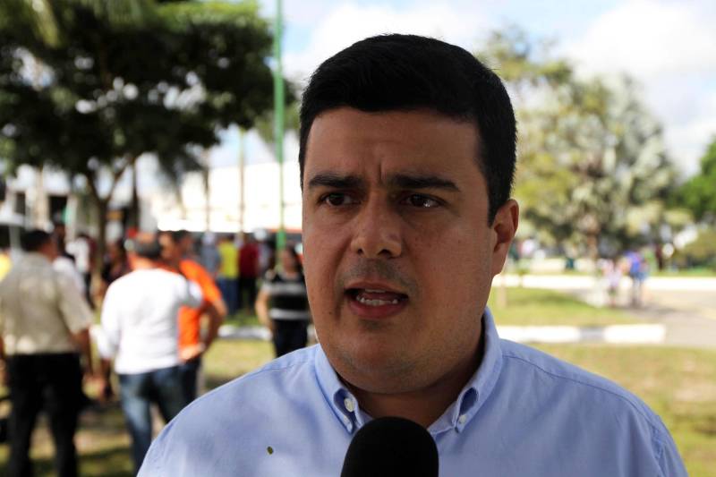 O governador Simão Jatene, na manhã deste sábado (14), no município de Castanhal, nordeste do Pará, assinou oficialmente a lei que regulamenta o serviço de transporte alternativo intermunicipal de passageiros. A cerimônia ocorreu no ginásio Loyola Passarinho. Na foto, o diretor geral da Arcon, Bruno Guedes.

FOTO: CRISTINO MARTINS / AG. PARÁ
DATA: 14.04.2018
CASTANHAL - PARÁ <div class='credito_fotos'>Foto: Cristino Martins/Ag. Pará   |   <a href='/midias/2018/originais/920b7894-c220-44e5-82ac-634fa3e72258.jpg' download><i class='fa-solid fa-download'></i> Download</a></div>