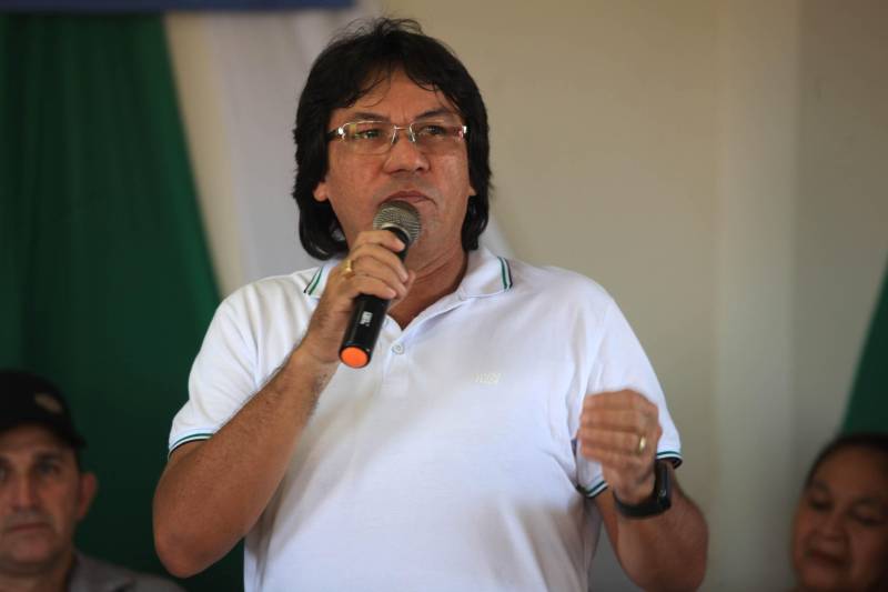 Ordens de Serviço do Programa Asfalto na Cidade também foram assinadas no município de São João da Ponta, que foi contemplado com mais 3 km de asfalto, além dos que já estão beneficiando o distrito de Deolândia. “Com certeza isso vai ajudar na questão do desenvolvimento. O prefeito de Terra Alta, Gilvandro Nascimento (foto) que também falou da parceria com a Secretaria de Municípios Sustentáveis. “É uma secretaria que realmente olha para as necessidades que convivemos diariamente”, reiterou.

FOTO: RODOLFO OLIVEIRA / AG. PARÁ
DATA: 13.06.2018
TERRA ALTA - PARÁ <div class='credito_fotos'>Foto: Rodolfo Oliveira/Ag. Pará   |   <a href='/midias/2018/originais/920bdf3c-87c8-423b-a3f5-cfd3ef1d6f84.jpg' download><i class='fa-solid fa-download'></i> Download</a></div>