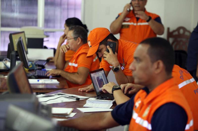 O Governador do Pará, Simão Jatene, esteve durante esta sexta-feira (13) no município de Paragominas. Além de visitar as áreas afetadas pela enxurrada que ocorreu na madrugada da quinta-feira (12), ele conversou com moradores atingidos, reuniu com autoridades municipais, secretários de estado, com o Corpo de Bombeiros e a Defesa Civil para traçar as metas e ações a serem cumpridas para restabelecer a normalidade na cidade. A forte enxurrada, que durou toda a madrugada, alagou cerca de 40% da cidade e atingiu 350 famílias. Até o momento, 13 locais foram adequados para funcionar como abrigo, entre escolas, associações, ginásios, entre outros, para receber desabrigados e desalojados. Na foto, instalação do Sistema de Comando de Operações (Sala de Situação), local onde estão reunidos todos os órgãos e secretarias de governo e município. 

FOTO: SIDNEY OLIVEIRA / AG. PARÁ
DATA: 13.04.2018
PARAGOMINAS - PARÁ <div class='credito_fotos'>Foto: Sidney Oliveira/Ag. Pará   |   <a href='/midias/2018/originais/9212670c-2c0d-48f8-835b-78454cc33ff3.jpg' download><i class='fa-solid fa-download'></i> Download</a></div>