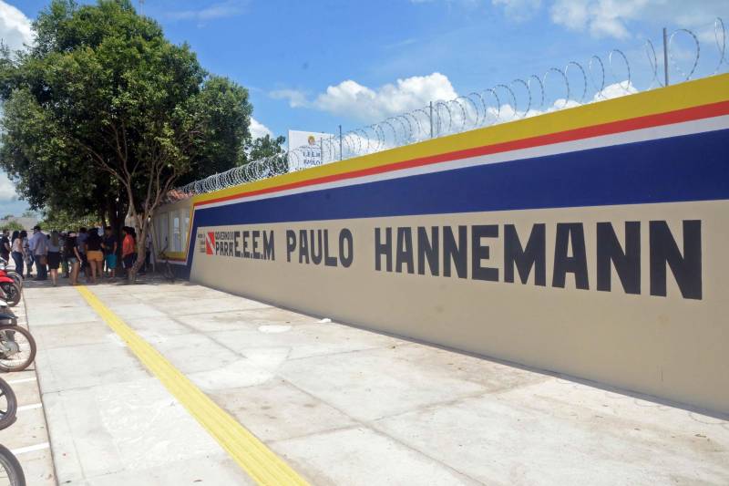 A comunidade escolar do município de Pau D´Arco, no sudeste paraense, recebeu, na quinta-feira (27), a Escola Estadual de Ensino Médio “Paul Hannemann” (foto), totalmente reconstruída pelo Governo do Estado. A cerimônia de entrega das obras contou com a presença da secretária de Estado de Educação, Ana Claudia Serruya Hage, e de dirigentes da Seduc, além de lideranças comunitárias e gestores da escola. A reconstrução da Escola “Paulo Hannemann” foi financiada com recursos do Banco Interamericano de Desenvolvimento (BID). A obra foi executada pela Secretaria de Educação e custou cerca de R$ 3.146.962,76. O projeto faz parte do Programa de Melhoria da Qualidade e Expansão da Cobertura da Educação Básica do Pará, preconizado pela Seduc no âmbito do Pacto pela Educação.

FOTO: FERNANDO NOBRE / ASCOM SEDUC
DATA: 27.12.2018
PAU D'ARCO - PARÁ <div class='credito_fotos'>Foto: FERNANDO NOBRE/ASCOM SEDUC   |   <a href='/midias/2018/originais/92190f40-0f3b-4519-bb25-16e3a8ddfc4e.jpg' download><i class='fa-solid fa-download'></i> Download</a></div>