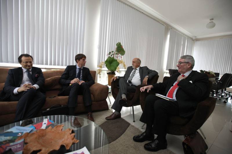 O Pará recebeu, pela segunda vez em menos de um mês, a visita de um representante internacional interessado em investir no estado. Após a visita do embaixador da Hungria, no dia 12 deste mês, foi a vez do embaixador da Bélgica, Dirck Loncke, ser recebido nesta terça-feira, 24, pelo governador Simão Jatene no Palácio dos Despachos.
FOTO: ANTONIO SILVA / AG. PARÁ
DATA: 24.04.2018
BELÉM - PARÁ <div class='credito_fotos'>Foto: Antônio Silva/Ag. Pará | <a href='/midias/2018/originais/921bce49-f677-4299-9a6a-bbabd9f9b848.jpg' download><i class='fa-solid fa-download'></i> Download</a></div>
