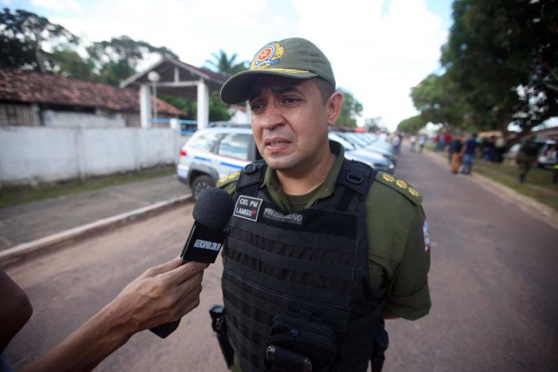 Os batalhões de Policiamento da PM de Barcarena e Abaetetuba, no Baixo Tocantins, receberam na tarde desta quinta-feira (21), 14 viaturas e 20 motocicletas para o reforço da segurança pública nas cidades. Os dois municípios pertencem ao Comando de Policiamento Regional IX, que realiza o policiamento em 10 municípios da região. O CPR IX também está formando 134 novos policias que deverão ser integrados ao policiamento no mês de julho. Participaram da entrega o comandante geral da PM, coronel Hilton Benigno, o presidente da Assembleia Legislativa do Pará (Alepa), deputado estadual Márcio Miranda e os deputados Ana Cunha e Celso Sabino. O coronel Hilton Benigno comentou que toda a frota de veículos da PM foi renovada. “A renovação traz melhores condições de trabalho ao policial”, afirmou. Na foto, comandante do CPR IX, coronel Edson Lamego.
FOTO: THIAGO GOMES / AG. PARÁ
DATA: 21.06.2018
BARCARENA - PARÁ <div class='credito_fotos'>Foto: Thiago Gomes /Ag. Pará | <a href='/midias/2018/originais/921be8b8-24d7-4887-ac11-a33f4748aa67.jpg' download><i class='fa-solid fa-download'></i> Download</a></div>