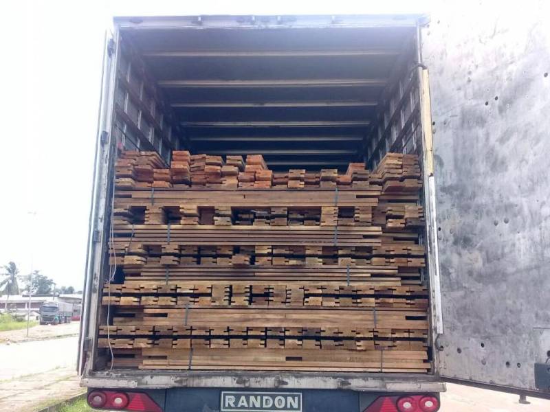 A Coordenação de Mercadorias em Trânsito do Gurupi, da Secretaria de Estado da Fazenda (Sefa), localizada no município Cachoeira do Piriá, fronteira com o Maranhão, fez a apreensão de 43m³ de portais (foto), com aduelas e alisares, no dia 16. O fato ocorreu porque o cálculo do imposto estadual estava menor do que o valor real.
FOTO: ASCOM / SEFA
DATA: 19.03.2018
CACHOEIRA DO PIRIÁ - PARÁ <div class='credito_fotos'>Foto: Ascom Sefa | <a href='/midias/2018/originais/922102c4-9a13-496c-8904-4945f6f3ec25.jpg' download><i class='fa-solid fa-download'></i> Download</a></div>