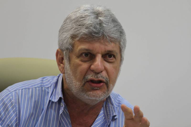Representantes de 20 entidades sindicais foram recebidos na tarde desta terça-feira (27), na Secretaria de Estado de Administração (Sead), para tratar sobre a data base dos servidores. A secretária de Administração Alice Viana – acompanhada de José Megale (foto), chefe da Casa Civil, e Ruth Pina, secretária adjunta de Administração -, explicou aos sindicalistas que, apesar de a economia do País vir dando sinais de recuperação, é preciso prudência ao discutir medidas que aumentem os custos da gestão pública. "Esperamos até o início de abril um levantamento da Secretaria Estadual de Fazenda (Sefa) do comportamento de receita do mês de março, para uma análise cuidadosa da nossa capacidade no comprometimento de gastos. Hoje, nosso comprometimento de receita corrente líquida com pessoal é de 45,08%, muito perto do limite prudencial de gastos. Portanto, só temos como dar uma posição referente a reajuste após esse período", informou.
FOTO: CRISTINO MARTINS /AG. PARÁ
DATA: 27.03.2018
BELÉM - PARÁ <div class='credito_fotos'>Foto: Cristino Martins/Ag. Pará | <a href='/midias/2018/originais/922795d2-b885-421b-ad29-2a92c239ed1d.jpg' download><i class='fa-solid fa-download'></i> Download</a></div>