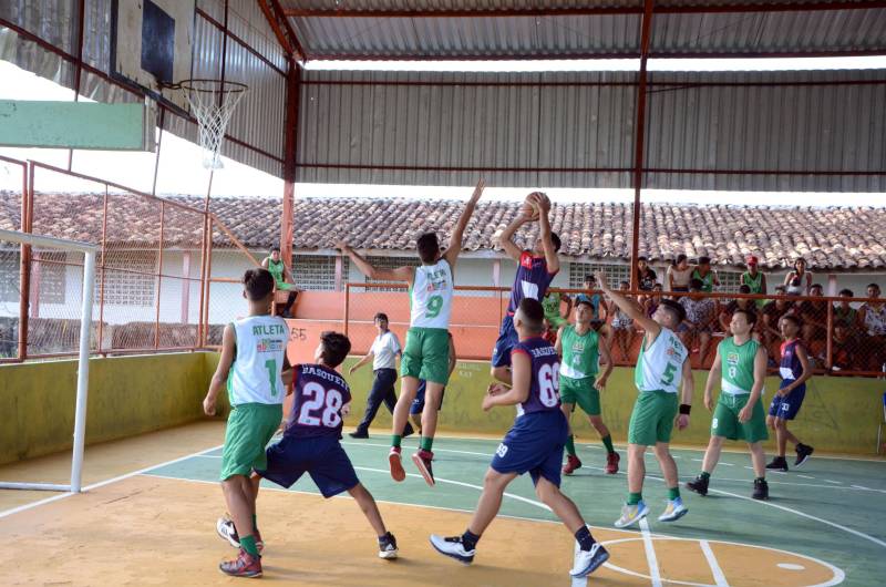 No momento em que os Jogos Estudantis Paraenses (Jeps) atingem a marca histórica de 60 anos, o município de Mocajuba (foto), na Região do Baixo-Tocantins, está em festa ao sediar, desde a quarta-feira, 16, as competições regionais do evento estudantil.
FOTO: ELISEU DIAS / ASCOM SEDUC
DATA: 17.05.2018
MOCAJUBA - PARÁ <div class='credito_fotos'>Foto: Eliseu Dias / Ascom Seduc | <a href='/midias/2018/originais/922853c4-d0e9-4a33-abd7-10b6eed80b28.jpg' download><i class='fa-solid fa-download'></i> Download</a></div>