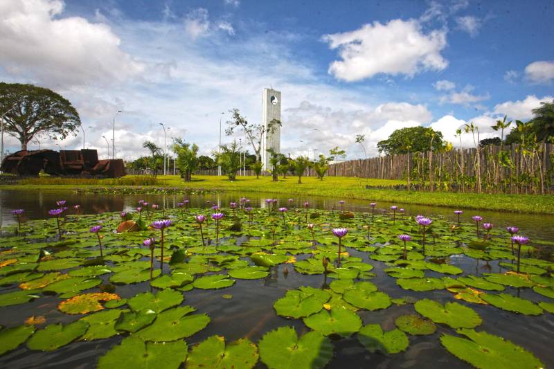 Bastante aguardado, o novo Parque Estadual do Utinga (PEUt) será reaberto ao público pelo Governo do Estado nos próximos dias 16 e 17 de março. Os serviços do mais importante espaço de preservação e estudo da biodiversidade dentro da Região Metropolitana de Belém serão oferecidos em caráter experimental. Na sexta-feira, a partir das 16h30, serão realizadas apresentações artísticas, com o Boi Veludinho, crianças do Pro Paz e a premiada Orquestra Sinfônica do Theatro da Paz. A apresentação será em um espaço ao ar livre e não será necessária a retirada de ingressos, por esse motivo, a recomendação é que o público chegue cedo, porque a entrada será fechada quando o espaço estiver lotado. No sábado, será realizada uma grande caminhada, a partir das 8 horas, com paradas para informações educativas sobre a fauna, flora e sobre os novos espaços. Por conta da grande quantidade de pessoas, incluindo crianças e idosos, o Corpo de Bombeiros recomendou e, a organização do evento acatou, a necessidade de se evitar durante a manhã do sábado o trânsito de veículos sobre rodas, como carros, bicicletas, skates e patins. Depois das 12 horas e durante todo o funcionamento do parque, a entrada e o uso por praticantes desta modalidade está completamente liberada no Parque. No domingo, o parque funciona normalmente ao público no horário de 5h30 às 17h, assim como nos outros dias, de segunda a segunda.
FOTO: IGOR BRANDÃO / AG PARÁ
DATA: 11.032018
BELÉM - PARÁ <div class='credito_fotos'>Foto: IGOR BRANDÃO / AG. PARÁ | <a href='/midias/2018/originais/922cfbb8-8a78-4aba-9769-a24564b8c7a8.jpg' download><i class='fa-solid fa-download'></i> Download</a></div>