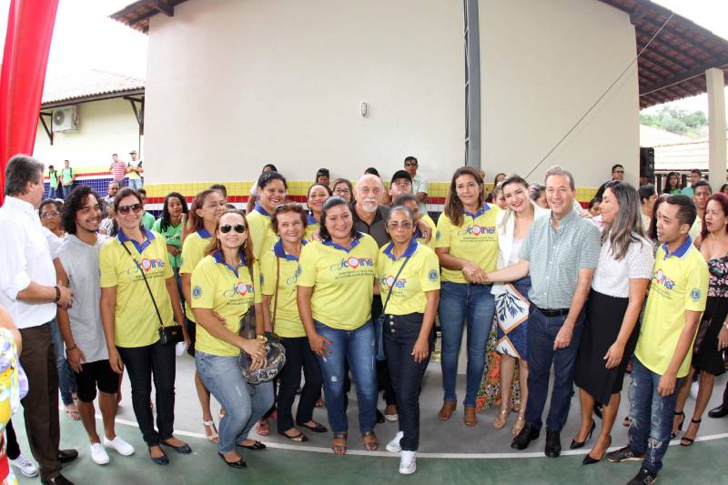 Um painel, no pátio da Escola Estadual de Ensino Médio Ruth Guimarães Ferreira, no distrito de Murinim, em Benevides, mostra 16 alunos da unidade aprovados nos últimos vestibulares. Desses, 12 irão estudar na Universidade Federal do Pará (UFPA). São os primeiros resultados de um processo que começou há nove meses, quando a escola entrou em reforma e ampliação. A nova “Ruth Guimarães Ferreira” foi entregue oficialmente nesta segunda-feira, 26, pelo governador Simão Jatene. Reformada e ampliada, a escola tem agora seis salas de aula; quatro laboratórios (multiuso, multidisciplinar, informática e de leitura); cozinha; refeitório e dispensa; quadra poliesportiva, vestiários feminino e masculino; área de convivência; sala para Atendimento Educacional Especializado (AEE) e acessos para pessoas com deficiência. Espaços de sobra para seus 892 alunos, distribuídos em três turnos do Ensino Médio. A obra custou R$ 2,446 milhões.
FOTO: CRISTINO MARTINS / AG. PARÁ
DATA: 26.03.2018
BENEVIDES - PARÁ <div class='credito_fotos'>Foto: Cristino Martins/Ag. Pará | <a href='/midias/2018/originais/9230b744-13a8-4faf-95b6-b3aecba1d44f.jpg' download><i class='fa-solid fa-download'></i> Download</a></div>