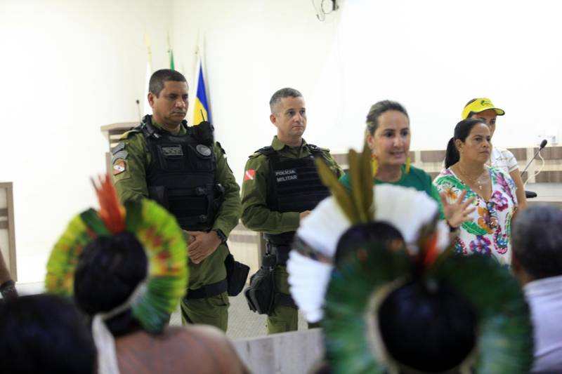 Semana dos Povos Indígenas. O maior evento do gênero no Estado começou neste domingo (15), com a chegada das cerca de 70 embarcações que se encontram no cruzamento dos rios Xingu e Fresco, na orla da cidade de São Félix do Xingu, sudeste do Pará. A reunião na Câmara Municipal é o momento em que os caciques discutem a programação, expõem anseios, dão sugestões e recebem os kits esportivos que serão usados durante os jogos. O encontro – quando também são repassadas orientações e informes sobre o esquema de segurança, as ações sociais e a dinâmica dos encontros – ocorre logo depois da chegada das tribos. Na foto, a organizadora do evento, Viviane Cunha.
FOTO: RODOLFO OLIVEIRA / AG. PARÁ
DATA: 15.04.2018
SÃO FÉLIX DO XINGU - PARÁ <div class='credito_fotos'>Foto: Rodolfo Oliveira/Ag. Pará | <a href='/midias/2018/originais/923229d7-c2bf-4107-94d4-52532feb396b.jpg' download><i class='fa-solid fa-download'></i> Download</a></div>