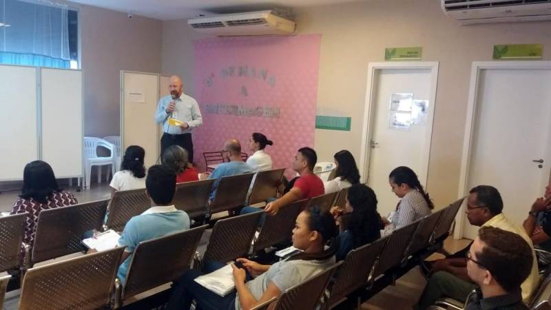 Referência em atendimento de urgência às vítimas de acidente vascular cerebral no Pará, o Hospital Regional Público do Leste (HRPL),  certificado pela Organização Nacional de Acreditação (ONA) como hospital acreditado nível 1, por atender o critério de segurança do paciente em todos os seus processos, o que inclui o aspecto da estrutura do ambiente hospitalar, pessoas capacitadas e processos institucionalizados, inspirou a programação técnica da Semana de Enfermagem realizada de 14 a 18. Com tema central “Segurança do Paciente nas Dimensões do Cuidar” o evento (foto) teve como foco a capacitação e integração do corpo de enfermagem e os pacientes, ao elaborar programação também voltada para usuários e seus acompanhantes com repasse de orientações de sobre prevenção de doenças e bem estar, por meio de palestras nas áreas de atendimento do hospital.

FOTO: ASCOM / HRPL
DATA: 18.05.2018
PARAGOMINAS - PARÁ <div class='credito_fotos'>Foto: ASCOM HRPL   |   <a href='/midias/2018/originais/92361369-7cc4-41c3-ae7b-bc3609dbb053.jpg' download><i class='fa-solid fa-download'></i> Download</a></div>