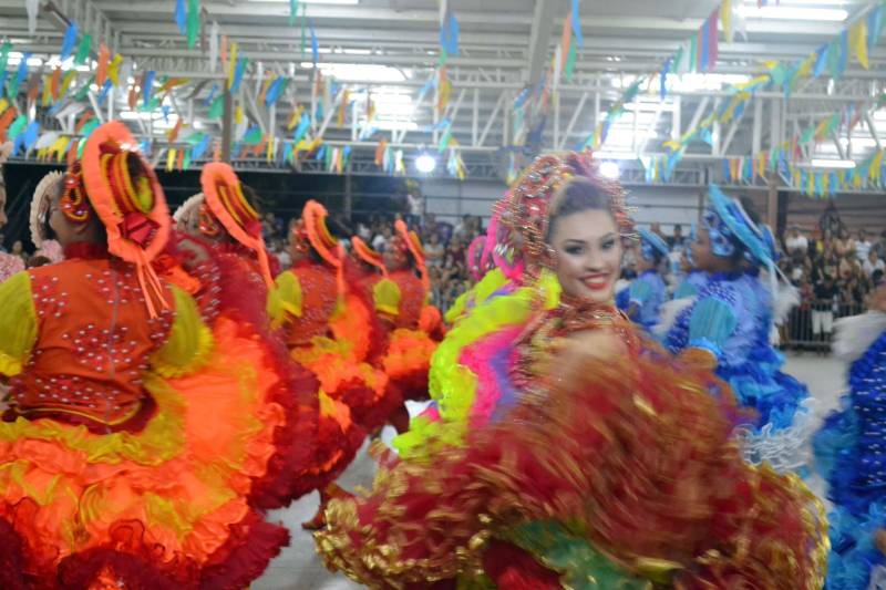 Uma noite especial foi reservada para todos os envolvidos na apresentação das quadrilhas juninas com a entrega das premiações do XV Concurso Estadual de Quadrilhas (foto), na quinta-feira (5). O concurso foi promovido pela Fundação Cultural do Pará (FCP), na Praça do Povo, no Centur. Os vencedores das quadrilhas mirins e adultos se apresentaram novamente ao púbico, além das vencedoras dos concursos de Miss Caipira, Miss Simpatia, Mulata Cheirosa e Miss Mix. Para a candidata eleita Miss Simpatia, Karla Costa, integrante da Quadrilha Rei de São João, do Bairro do Guamá, a quadrilha é uma paixão antiga. “Eu sou bicampeã no Estado e este título representa muito, pois é meu último ano em quadrilha como miss, uma paixão que vem desde 2006. São vários títulos acumulados, e encerra minha carreira com uma forma incrível. Dançar quadrilha é só pra quem ama”, declarou.
FOTO: LUCAS MOTA / ASCOM FCP
DATA: 05.07.2018
BELÉM - PARÁ <div class='credito_fotos'>Foto: LUCAS MOTA / ASCOM FCP | <a href='/midias/2018/originais/9242a648-e292-4c0b-81b2-aee5a04865ea.jpg' download><i class='fa-solid fa-download'></i> Download</a></div>