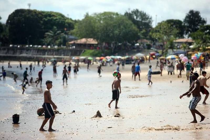O segundo final de semana das férias escolares foi marcado pela tranquilidade no distrito de Mosqueiro (foto). Uma das 86 localidades do Estado que recebe atenção especial durante a Operação Verão 2018. As ações começaram na sexta-feira (29) e vão até o dia 31 de julho, com a participação de mais de 8 mil agentes de segurança pública. Uma das novidades deste ano é o funcionamento dos Centros de Comando Integrado, com a participação de órgãos estaduais e municipais, sob a coordenação da Secretaria de Estado de Segurança Pública e Defesa Social ( Segup). O espaço é identificado com placas em quatro idiomas para auxiliar as pessoas em casos de furtos ou acidentes.
FOTO: MARCELO LELIS / AG. PARÁ
DATA: 08.07.2018
MOSQUEIRO - PARÁ <div class='credito_fotos'>Foto: Marcelo Lelis / Ag. Pará | <a href='/midias/2018/originais/92534c6a-ca99-4c01-bc80-6eddca0c1236.jpg' download><i class='fa-solid fa-download'></i> Download</a></div>