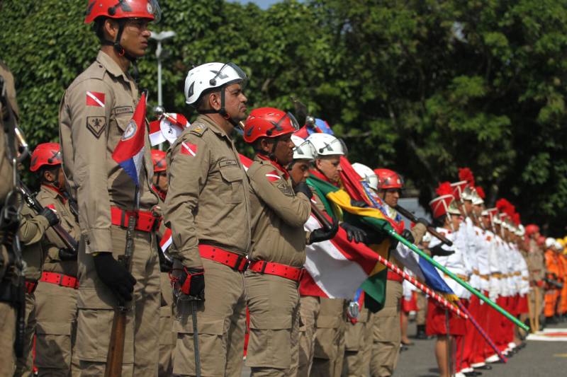 O Corpo de Bombeiros Militar do Pará completou nesta sexta-feira, 23, seu 136º aniversário. Uma solenidade no Quartel General da corporação, em Belém, marcou a data. A cerimônia contou com a presença do governador do Estado, Simão Jatene.

FOTO: CRISTINO MARTINS / AG. PARÁ
DATA: 23.11.2018
BELÉM - PARÁ <div class='credito_fotos'>Foto: Cristino Martins/Ag. Pará   |   <a href='/midias/2018/originais/9253f9f6-6dee-4fe2-b0b6-01628b50d153.jpg' download><i class='fa-solid fa-download'></i> Download</a></div>