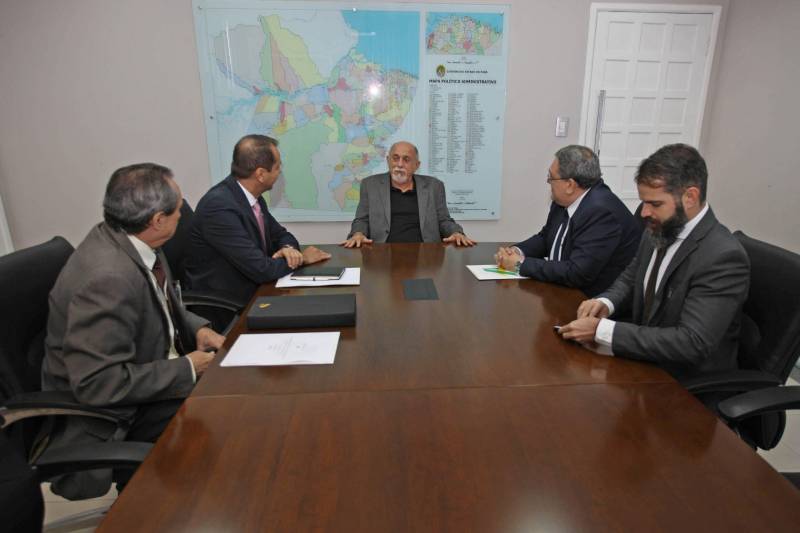O governo do Pará e o Banco da Amazônia assinaram nesta quarta-feira, 25, um Protocolo de Intenções para união de esforços e atuação compartilhada para o desenvolvimento sustentável do Estado. A assinatura do documento aconteceu no Palácio dos Despachos, com a presença do governador Simão Jatene (c), do presidente do Banco da Amazônia, Valdecir Tose, do superintendente regional do banco no Pará, Luiz Lourenço Neto, e do secretário de estado de Desenvolvimento Econômico, Mineração e Energia, Eduardo Leão. O documento reforça a parceria existente entre as instituições, prevendo a realização de ações integradas, alinhadas aos Planos de Aplicação de Recursos do Fundo Constitucional de Financiamento do Norte (FNO) e de Aplicação dos Recursos Financeiros do Estado para 2018. “Queremos também mobilizar e integrar as classes produtoras e demais parceiros institucionais para aplicação dos recursos de fomento, em apoio ao desenvolvimento dos setores produtivos do Pará, em bases mais sustentáveis”, disse Valdecir Tose, presidente do Banco da Amazônia.
FOTO: ANTÔNIO SILVA / AG. PARÁ
DATA: 25.04.2018
BELÉM - PARÁ <div class='credito_fotos'>Foto: Antônio Silva/Ag. Pará | <a href='/midias/2018/originais/925f1e59-f52f-412a-99cb-4a9b1cd1f0bc.jpg' download><i class='fa-solid fa-download'></i> Download</a></div>
