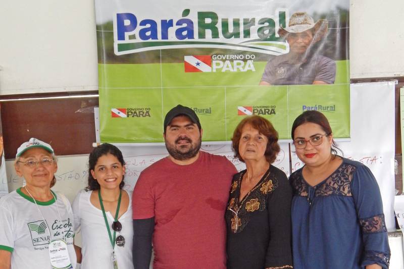 O Curso de Gestão e Empreendedorismo realizado com os produtores do Projeto Comunitário de Produção de Hortaliças e Criação de Aves, e sistemas agroflorestais (SAF's) da Agência Flora e Mar da Amazônia – Aflomazom, localizado no município de Magalhães Barata, no nordeste paraense, encerrou na quarta-feira (16). O curso teve duração de 24 horas, divididas em três dias, ministrado pela instrutora do Serviço Nacional de Aprendizagem Rural (Senar), Elisa Félix. Na ocasião, cerca de 20 agricultores tiveram a oportunidade de ampliar seus conhecimentos sobre como melhorar a gestão das suas propriedades rurais. Pará Rural ofertou o Curso de Gestão e Empreendedorismo ao Projeto Aflomazom atendendo às solicitações dos associados, que têm interesse em ampliar a produção e começar a fornecer para merenda escolar da região. Na foto, equipe de servidores do Pará Rural durante a capacitação.
FOTO: ASCOM / PARÁ RURAL
DATA: 17.05.2018
MAGALHÃES BARATA - PARÁ <div class='credito_fotos'>Foto: ASCOM PARÁ RURAL | <a href='/midias/2018/originais/92605263-9a0f-4b6d-bc3f-8e915f02ece1.jpg' download><i class='fa-solid fa-download'></i> Download</a></div>