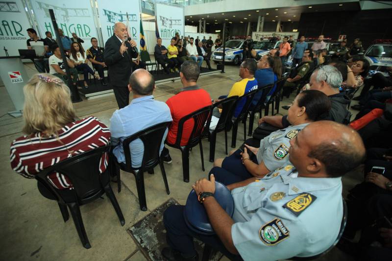 O Governo do Estado reforçou a parceria com a Prefeitura de Belém com a entrega, nesta quarta-feira (4), de 41 veículos que vão potencializar as ações de segurança na capital. A iniciativa faz parte do pacote de ações imediatas para 2018, anunciadas pelo Sistema de Segurança Pública do Estado em fevereiro deste ano contra a violência, que contempla a renovação da frota e equipamentos das Polícias Civil e Militar e fortalecimento das Guardas Municipais em todas as regiões do Estado, entre outras medidas. A entrega ocorreu no Hangar – Centro de Convenções e Feiras, em Belém. Ao todo, foram entregues 41 veículos, sendo seis picapes, dez carros modelo SUV e 25 motocicletas, totalizando um investimento de R$ R$2.062.160,00. Além das viaturas, foi firmado convênio entre o Governo do Estado e Prefeitura no valor de R$2.707.926,00 milhões para a compra equipamentos. O pacote contempla a aquisição de 300 pistolas 380, 16.200 munições e 600 coletes. As duas ações contabilizam mais de R$ 4,7 em investimentos para a Guarda Municipal de Belém. Na foto, o governador Simão Jatene.
FOTO: MÁCIO FERREIRA / AG. PARÁ
DATA: 04.07.2018
BELÉM - PARÁ <div class='credito_fotos'>Foto: MÁCIO FERREIRA/ AG. PARÁ | <a href='/midias/2018/originais/92630f5f-7d02-4ae2-b3ef-d6990e0785b2.jpg' download><i class='fa-solid fa-download'></i> Download</a></div>