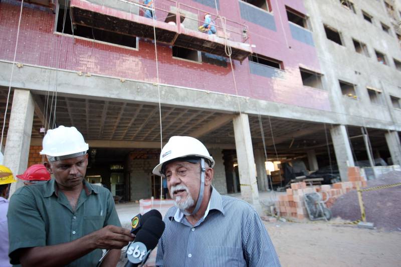 O município de Itaituba, localizado a cerca de 1,3 mil quilômetros de Belém, no sudoeste do Pará, recebeu agenda do Governo do Estado nesta terça-feira (3). O governador Simão Jatene visita uma série de obras no município, entre elas a da escola com 12 salas de aula que está sendo construída no distrito de Miritituba e do Hospital Regional Público do Tapajós (foto). A comitiva governamental fará inspeção ainda nas obras do novo sistema de abastecimento e tratamento de água da Companhia de Saneamento do Pará (Cosanpa).
FOTO: MARCELO LELIS / AG. PARÁ
DATA: 03.07.2018
ITAITUBA - PARÁ <div class='credito_fotos'>Foto: Marcelo Lelis / Ag. Pará | <a href='/midias/2018/originais/926d4cab-229e-469c-bfc0-8cdb5170a52e.jpg' download><i class='fa-solid fa-download'></i> Download</a></div>