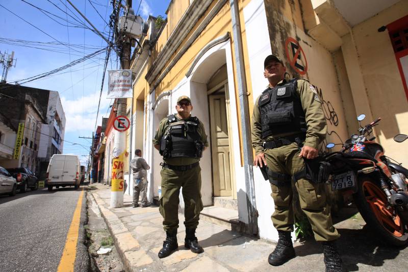 Mais do que um policial, um amigo. É assim que cerca de 1.700 moradores de oito bairros de Belém passaram a enxergar o policial militar. A mudança de paradigma acontece três anos depois da criação do projeto “Vizinhança em Alerta”. A iniciativa surgiu a partir de uma demanda apresentada ao 2º Batalhão da Polícia Militar pelos moradores da Cidade Velha, primeiro bairro atendido pelo programa. O prédio fica na rua Dr. Assis, ao lado da Igreja da Sé, e foi cedido por tempo indeterminado. O local está sendo reformado para melhor atender os militares.
FOTO: MÁCIO FERREIRA / AG. PARÁ
DATA: 15.03.2018
BELÉM - PARÁ <div class='credito_fotos'>Foto: MÁCIO FERREIRA/ AG. PARÁ | <a href='/midias/2018/originais/92775ab8-5a7e-40c2-a7e6-249ed5b5f4e7.jpg' download><i class='fa-solid fa-download'></i> Download</a></div>