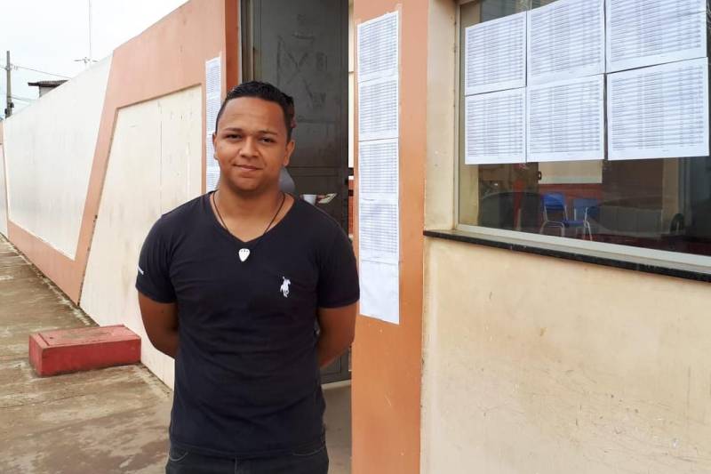Penitenciário do Estado (Susipe) que oferece 969 vagas iniciou neste domingo, 11, pela manhã. Dos 17.545 que deveriam fazer a prova no período da manhã, 12.391 compareceram para concorrer aos cargos de Assistente Administrativo, Enfermagem, Pedagogo (Especialista em Educação) e Técnico em Gestão de Informática, cargos com provas pela manhã. De acordo com a empresa AOCP Concursos Públicos, organizadora do certame, 5.063 candidatos faltaram representando 29.01% do quantitativo que deveria fazer a prova nesta manhã. O concurso também terá provas a tarde e no próximo domingo, 18. Em Castanhal, dos 1.740 candidatos inscritos para o cargo de assistente administrativo, 452 faltaram, mais de 25% do total de inscritos. O candidato Werleson Silveira veio de Bragança fazer a prova em Castanhal. Ele já é concurseiro e está ansioso pra entrar no mercado de trabalho. “É o terceiro concurso que faço, mas ainda não consegui passar. Estou confiante neste concurso. Estudei em casa mesmo. Comprei apostila e assisti às aulas pela internet também. Estou desempregado e espero ter um bom resultado”, disse. Infelizmente nem todos conseguiram fazer prova. O candidato Emanoel Oliveira veio de Mocajuba na noite de ontem (17). Ele passou 7h na estrada, mas chegou um minuto atrasado e os portões já tinham sido fechados no Instituto Federal de Educação Tecnológica (IFPA) em Castanhal. “Perdi meu cartão de inscrição e aí minha namorada falou que meu local de prova era na UFPA. Cheguei lá e me disseram que a prova era no IFPA. Com essa confusão da escola acabei me atrasando e perdi a prova. Agora é tentar na próxima”, contou. Na foto, o técnico de enfermagem, Daniel Barbosa de Oliveira.
FOTO: ASCOM / SEAD
DATA: 11.03.2018
ALTAMIRA - PARÁ <div class='credito_fotos'>Foto: ASCOM SEAD | <a href='/midias/2018/originais/927b45c5-d33a-459d-96af-9a5dbc6cea52.jpg' download><i class='fa-solid fa-download'></i> Download</a></div>